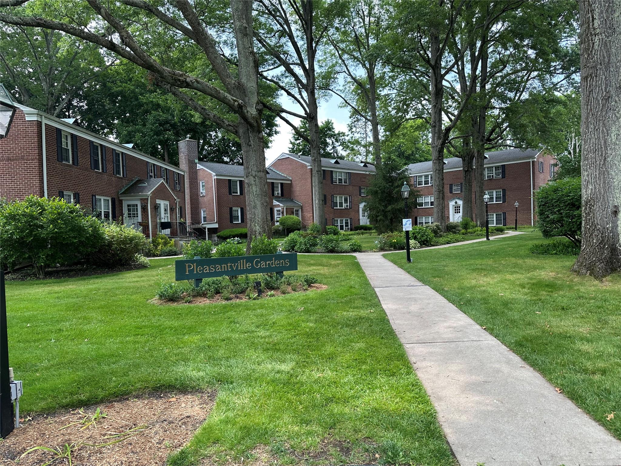 Manville Road 1C, Pleasantville, New York - 2 Bedrooms  
1 Bathrooms  
5 Rooms - 