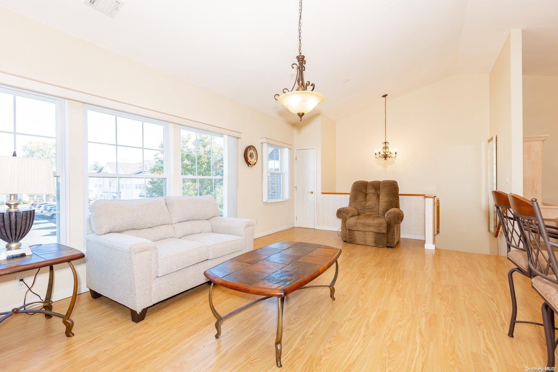 606 Narragansett Villas Drive #606, Lindenhurst, New York image 8