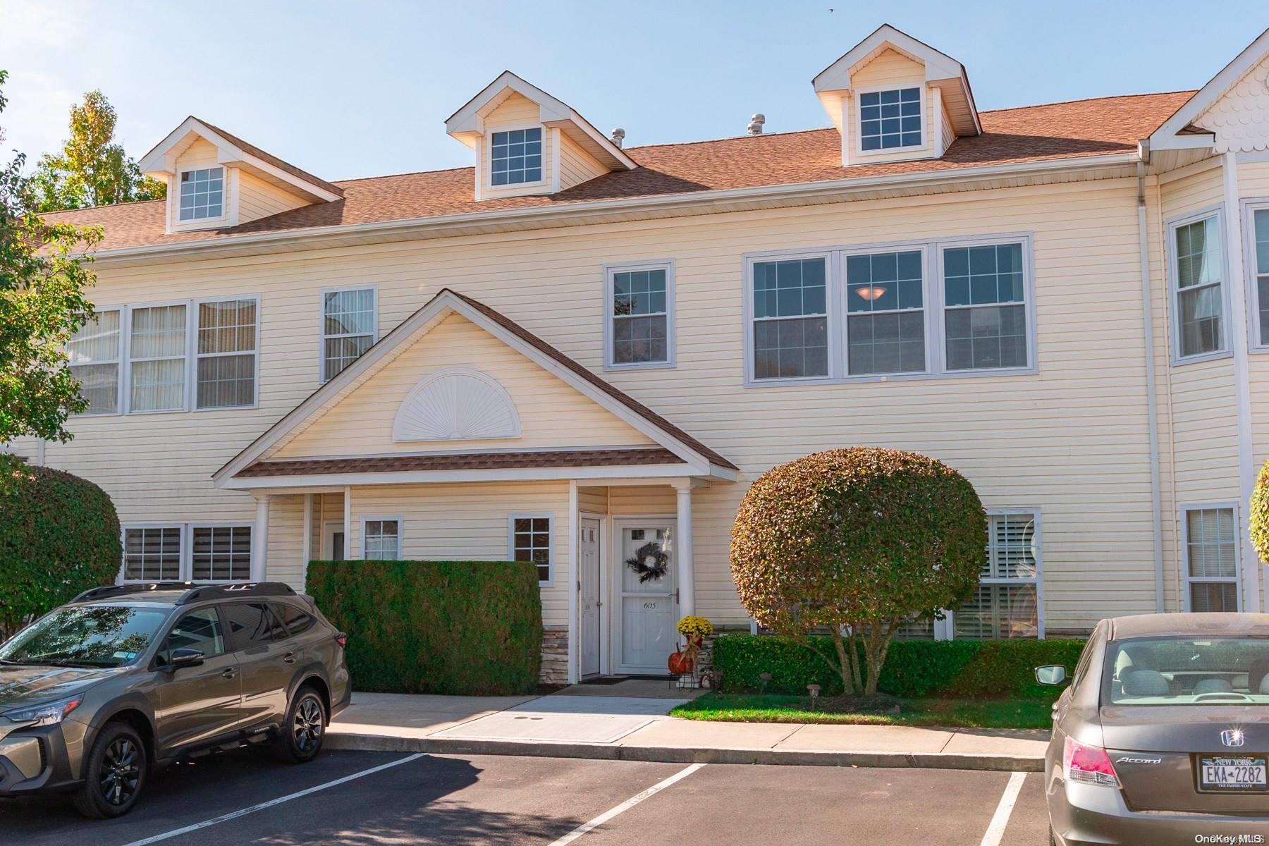 606 Narragansett Villas Drive #606, Lindenhurst, New York image 1