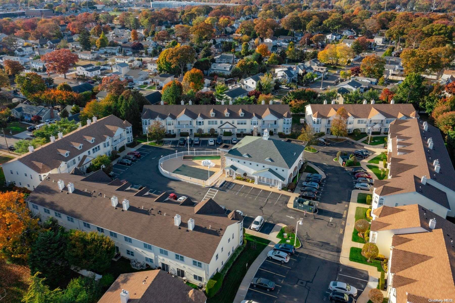 606 Narragansett Villas Drive #606, Lindenhurst, New York image 2