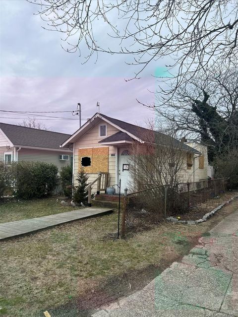 878 S 5th Street Lindenhurst NY 11757