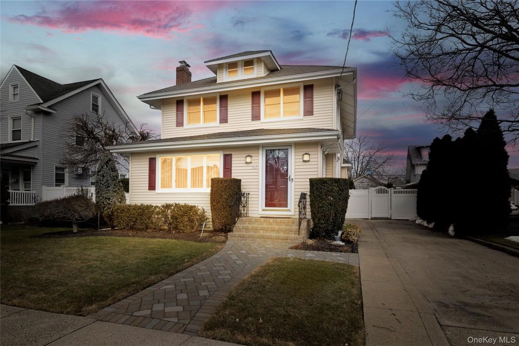 Photo of 36 W Windsor Parkway, Oceanside, NY 11572 (MLS # 965317)