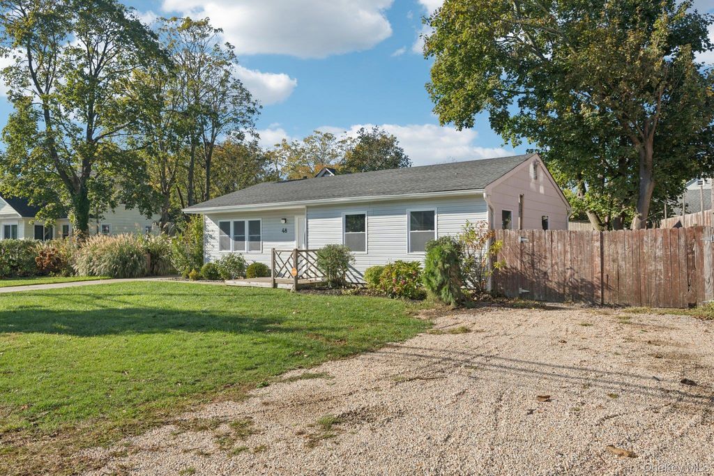 Photo of 48 Center Avenue, Bay Shore, NY 11706 (MLS # 927390)