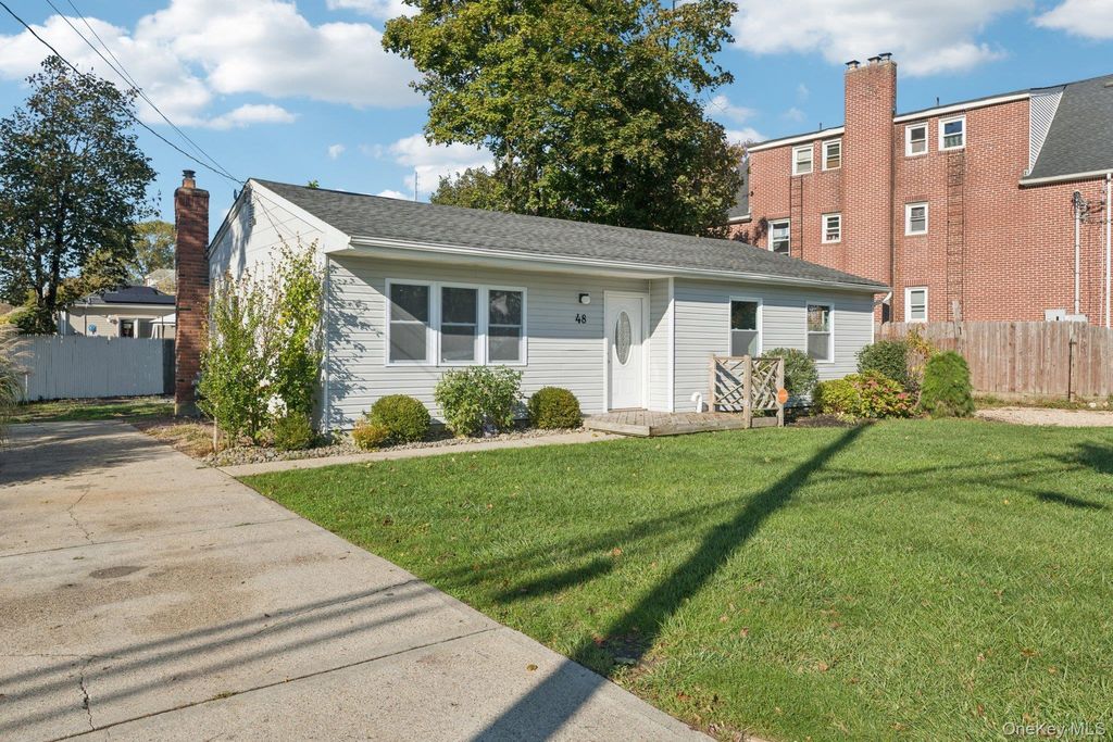 Photo of 48 Center Avenue, Bay Shore, NY 11706 (MLS # 927390)