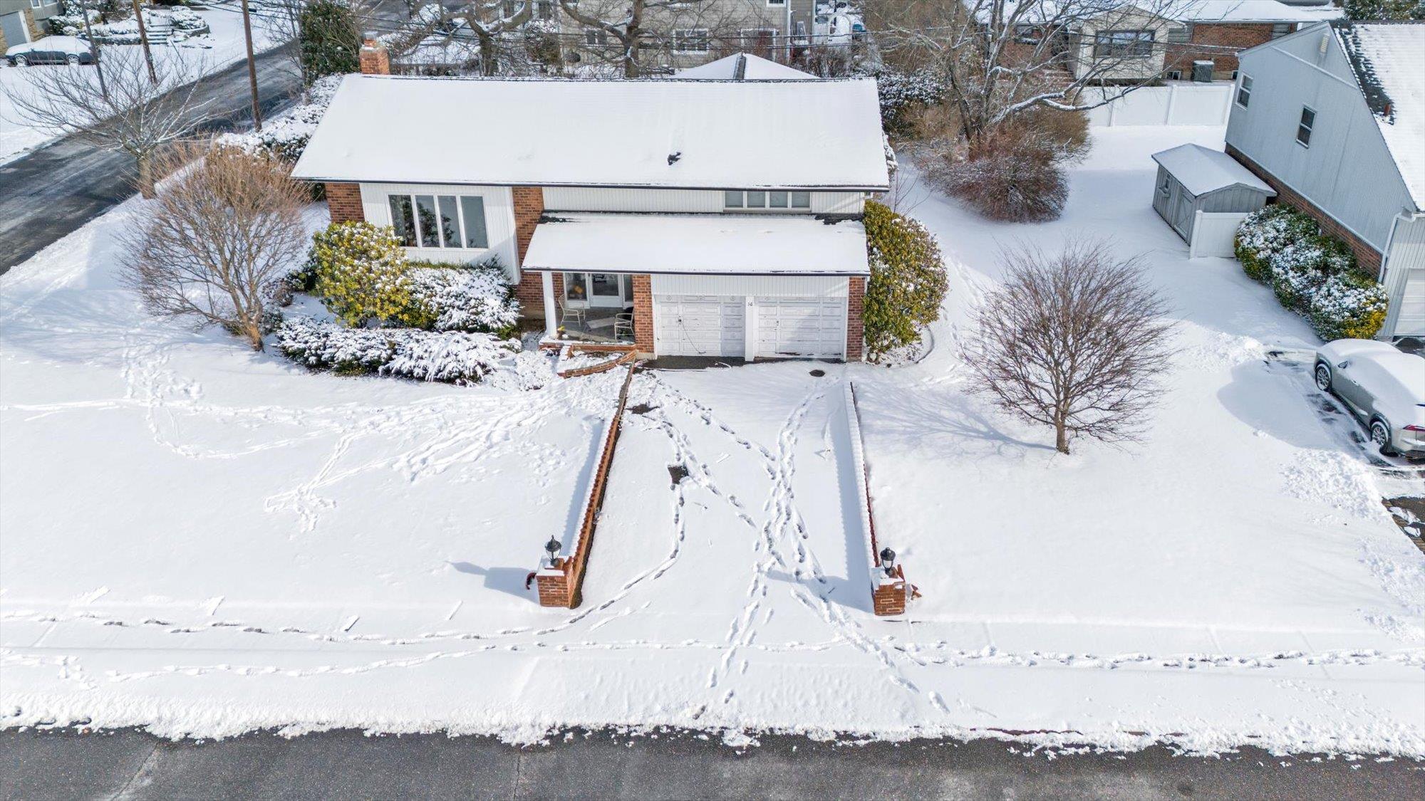 16 Otsego Place, Jericho, New York image 1