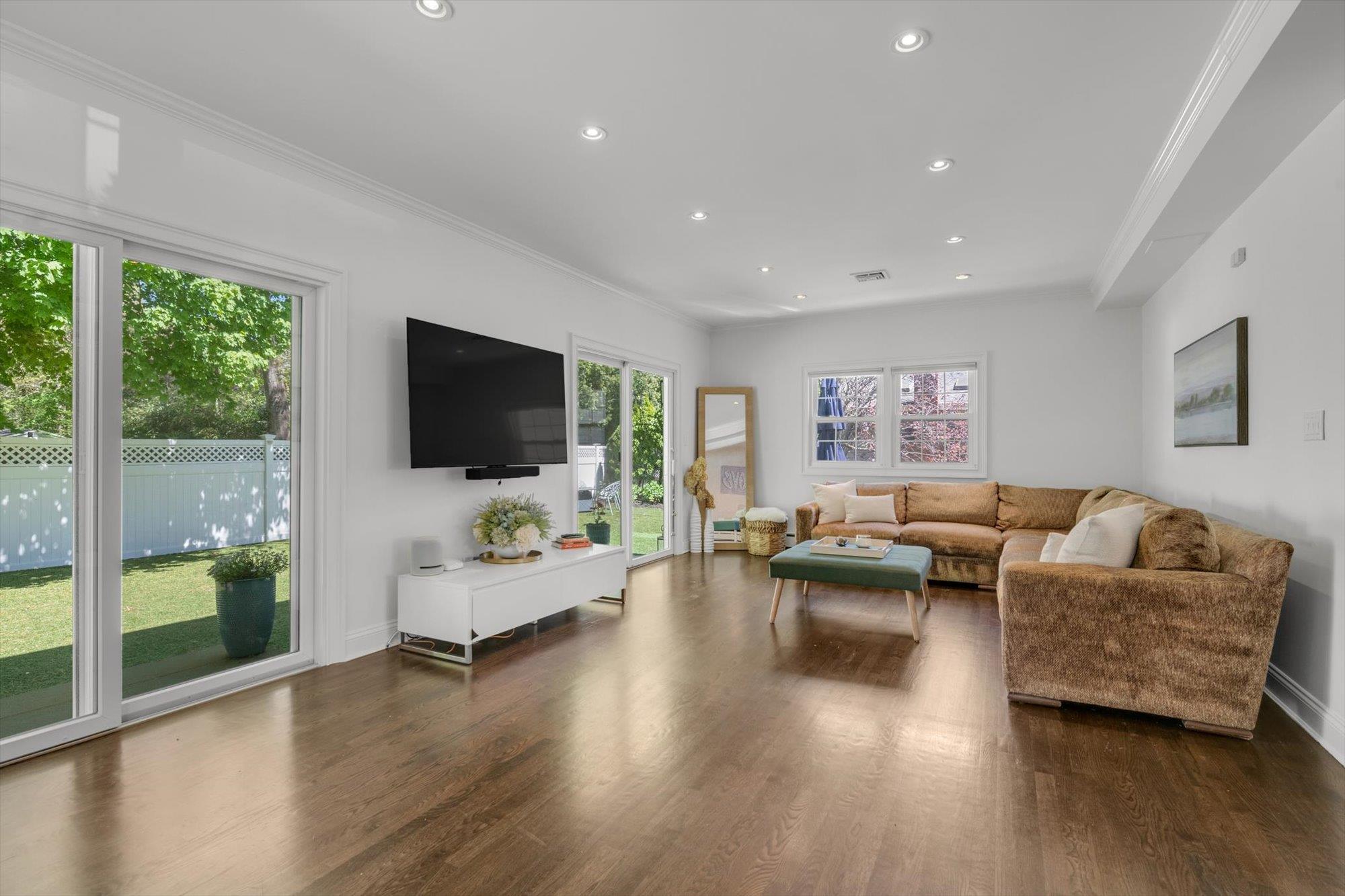 19 Morewood Oaks, Port Washington, New York image 12