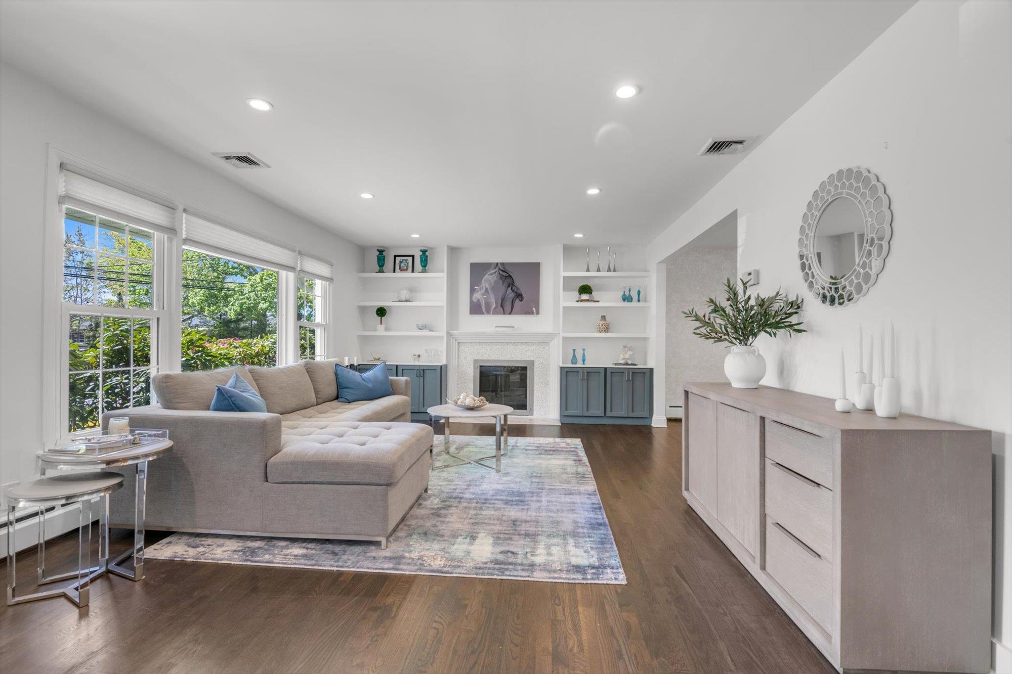 19 Morewood Oaks, Port Washington, New York image 2