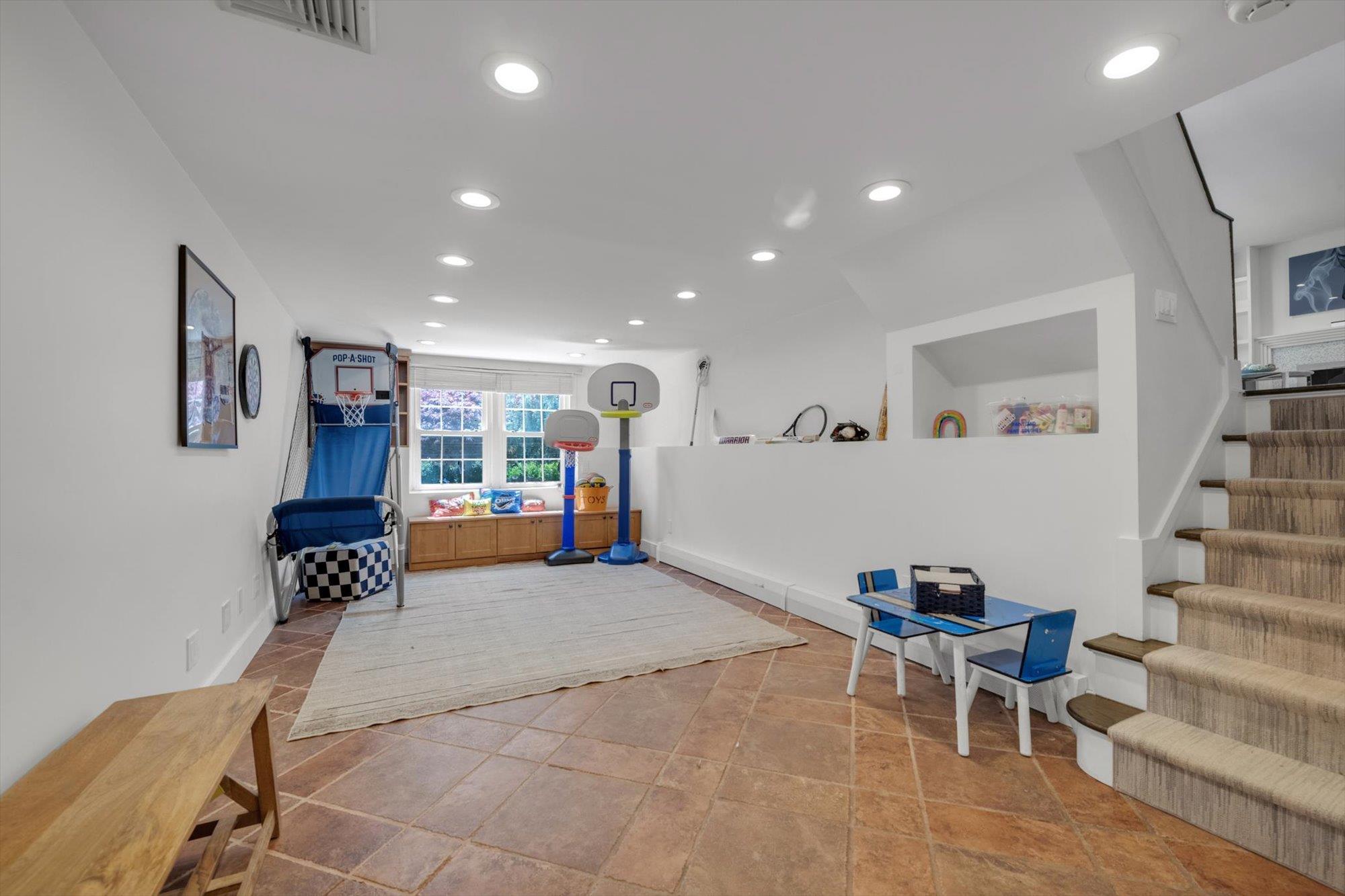 19 Morewood Oaks, Port Washington, New York image 13