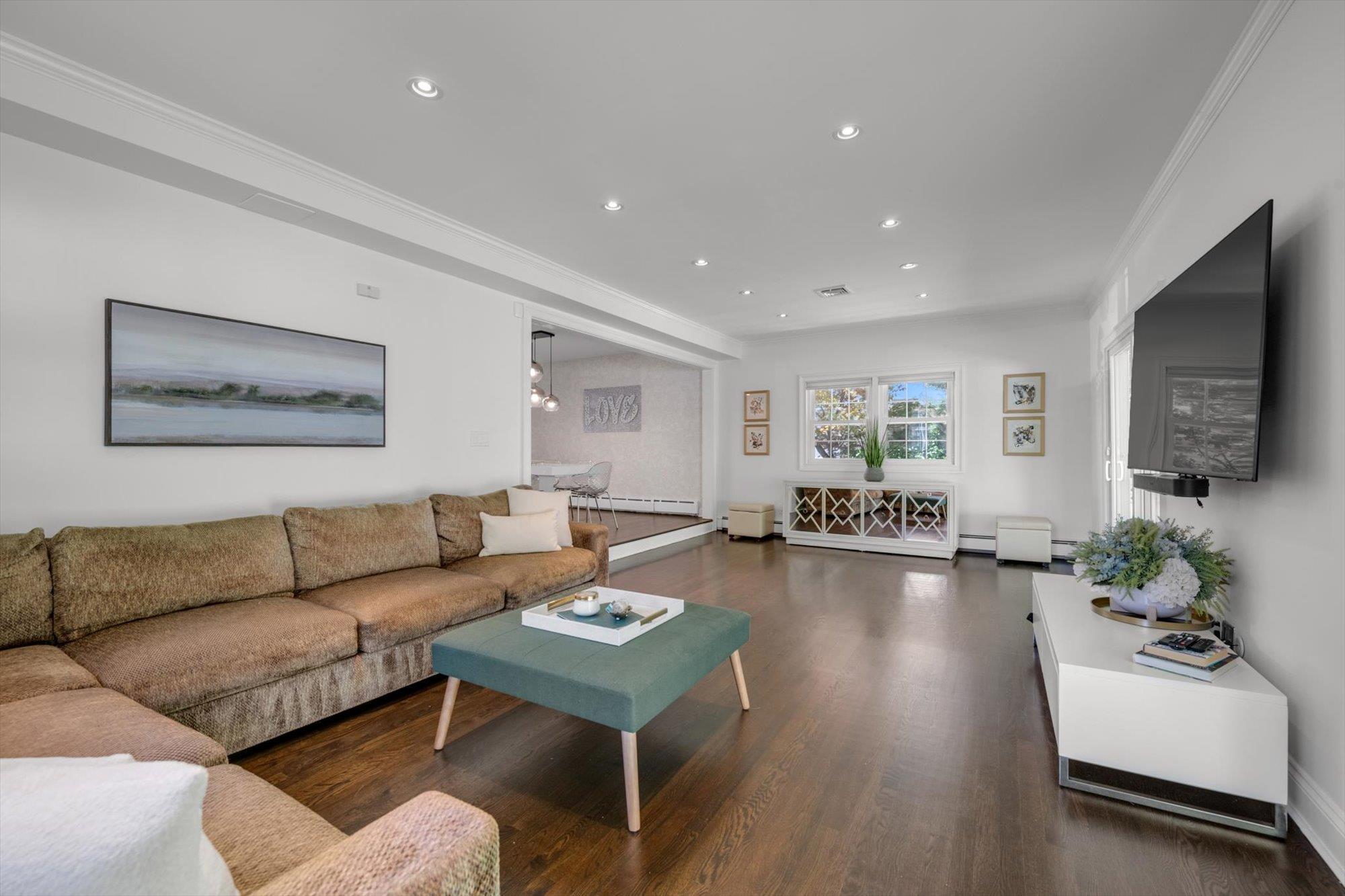 19 Morewood Oaks, Port Washington, New York image 11