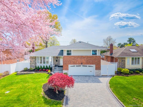 Homes For Sale - 19 Birchwood Park Drive<br/> Syosset, NY 11791