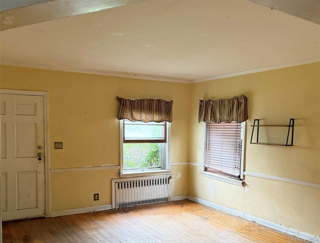 Photo of 534 Sperry Boulevard, New Hyde Park, NY 11040 (MLS # 1025411)