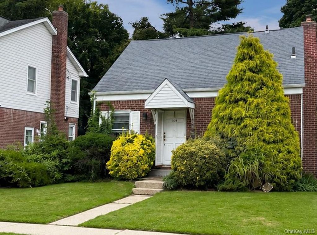 Photo of 534 Sperry Boulevard, New Hyde Park, NY 11040 (MLS # 1025411)