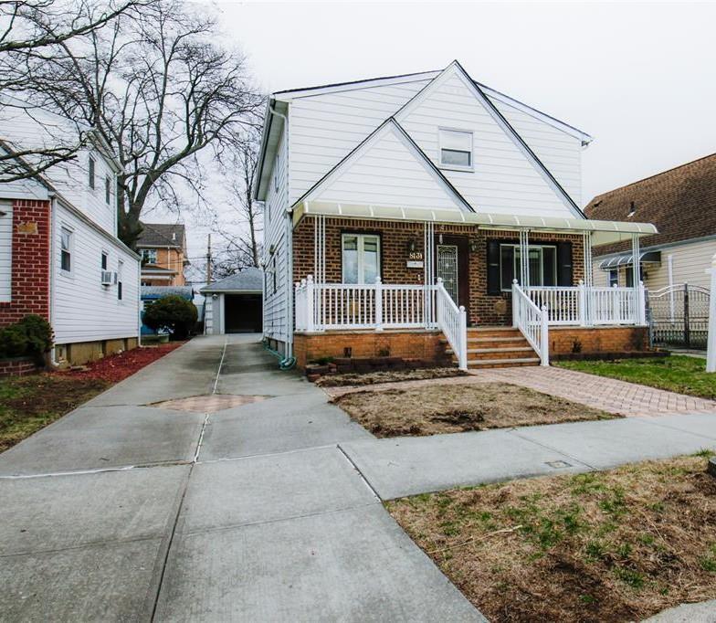 81-31 S 259th Street, Glen Oaks, New York image 1