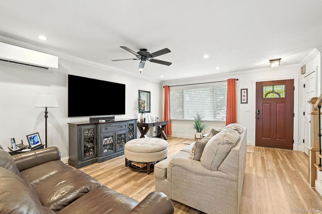 Photo of 238 Swinton Avenue, Bronx, NY 10465 (MLS # 960764)