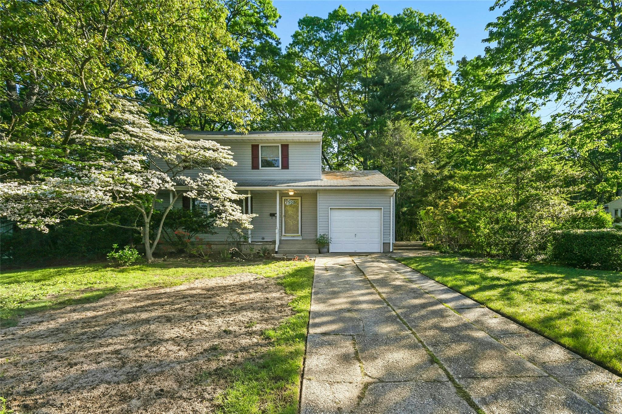 Schuyler Drive, Commack, Hamptons, NY - 3 Bedrooms  
2 Bathrooms - 