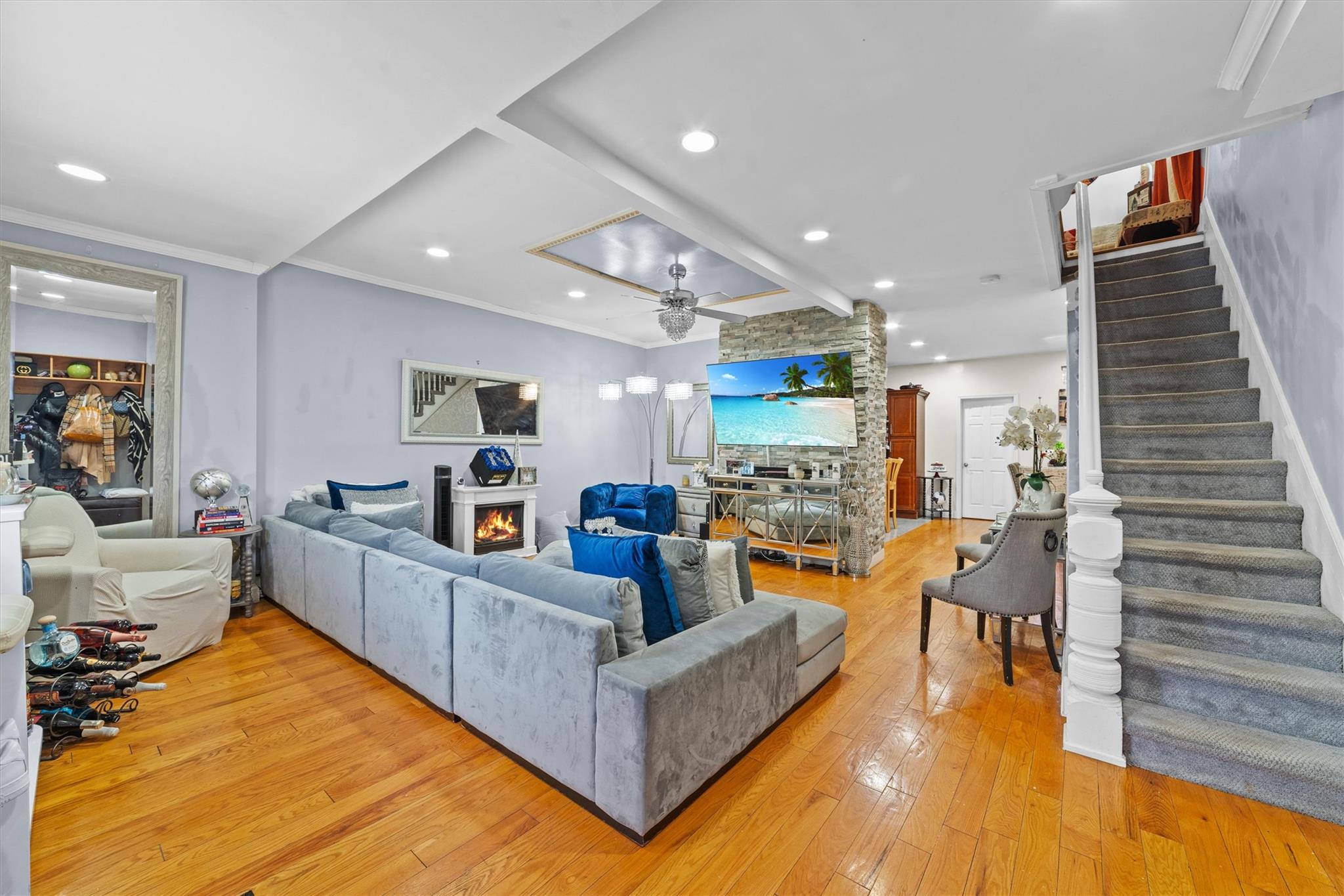 Willett Avenue, Bronx, New York - 3 Bedrooms  
3 Bathrooms  
7 Rooms - 