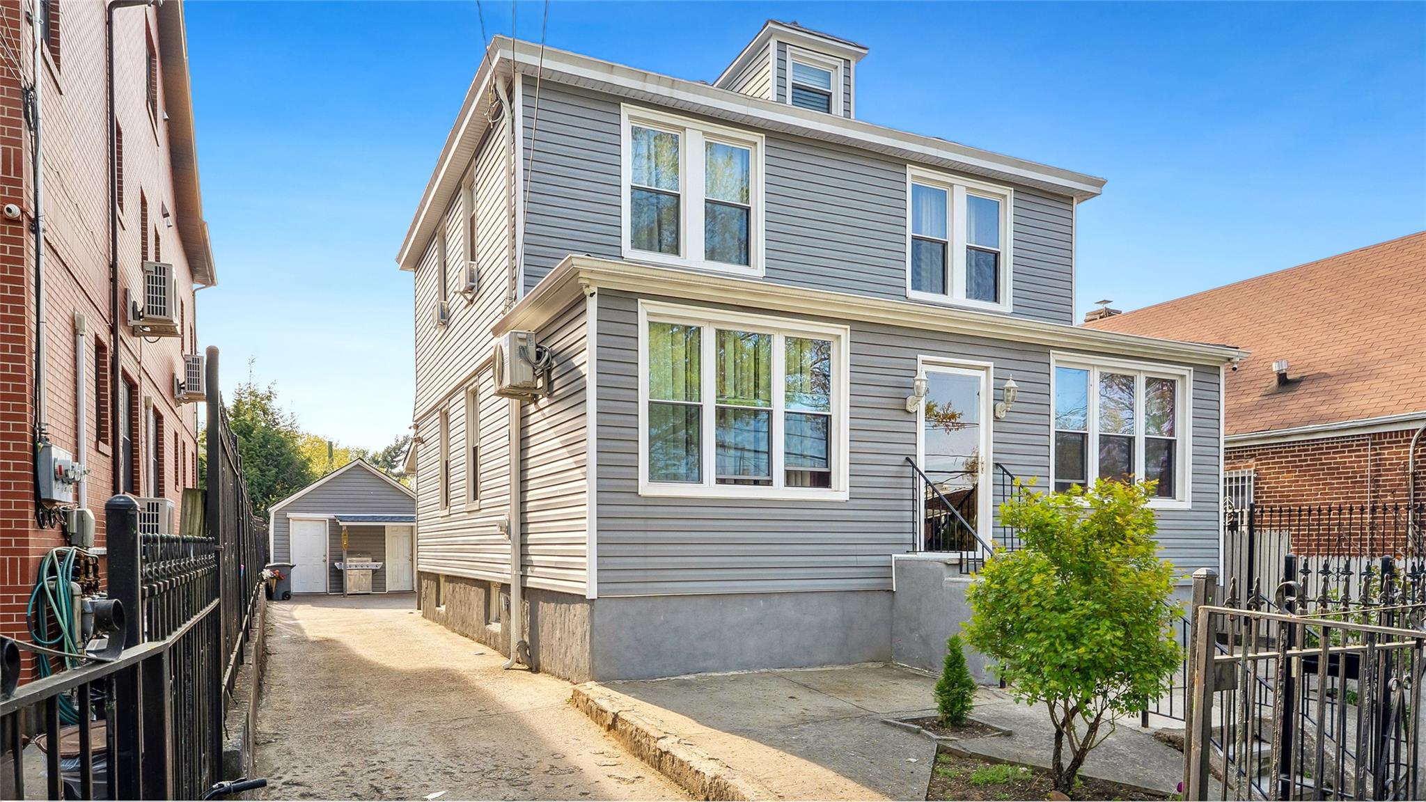 135th Street, Flushing, Queens, NY - 6 Bedrooms  
3 Bathrooms  
15 Rooms - 