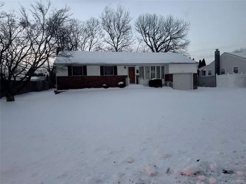 Photo of 9 Hayrick Lane, Commack, NY 11725 (MLS # 955914)