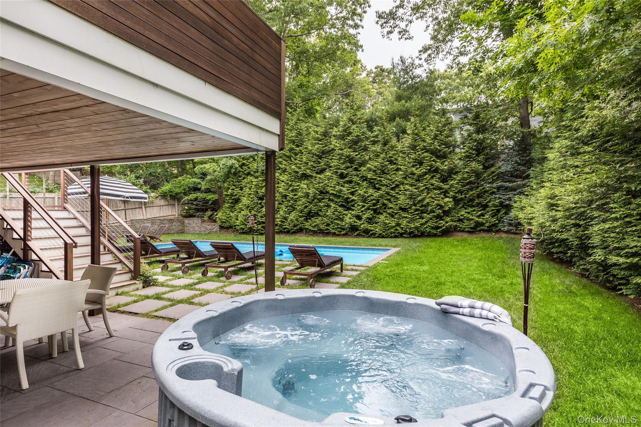 21 Hillside Drive W