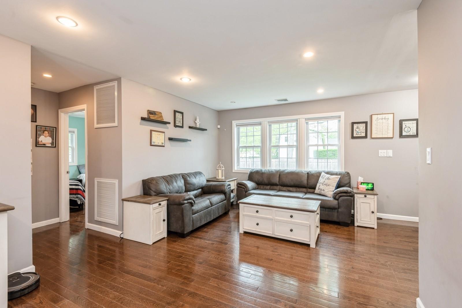 39 Rose Street, Hauppauge, New York image 9