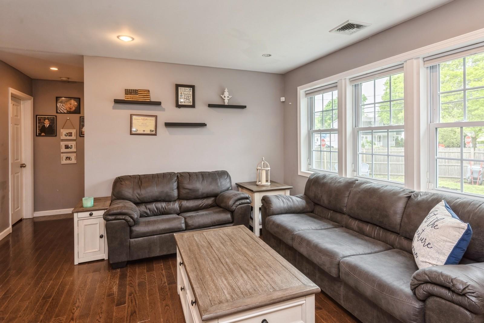 39 Rose Street, Hauppauge, New York image 7