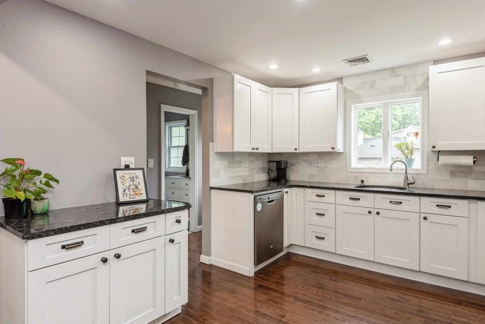 39 Rose Street, Hauppauge, New York image 2