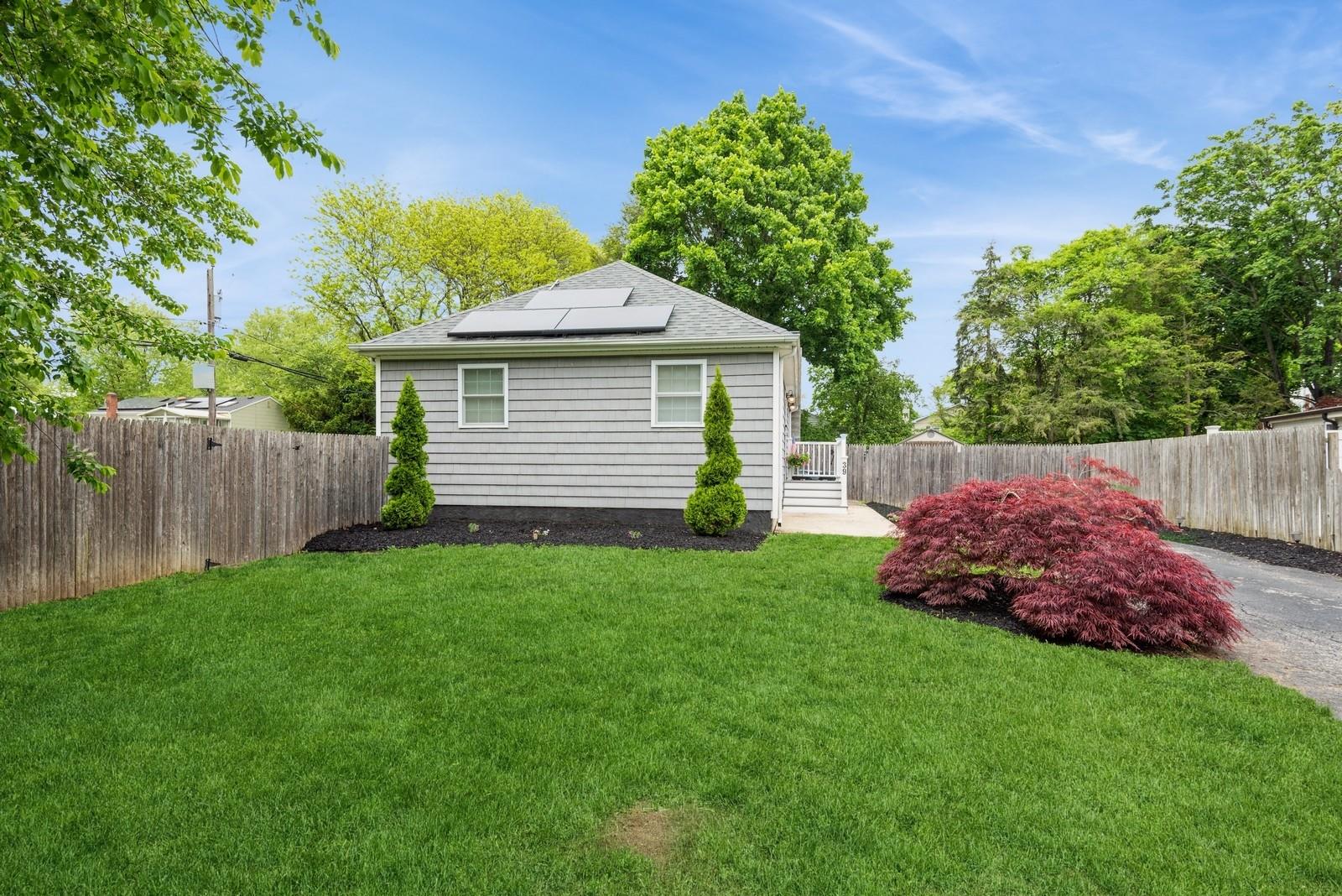 39 Rose Street, Hauppauge, New York image 1