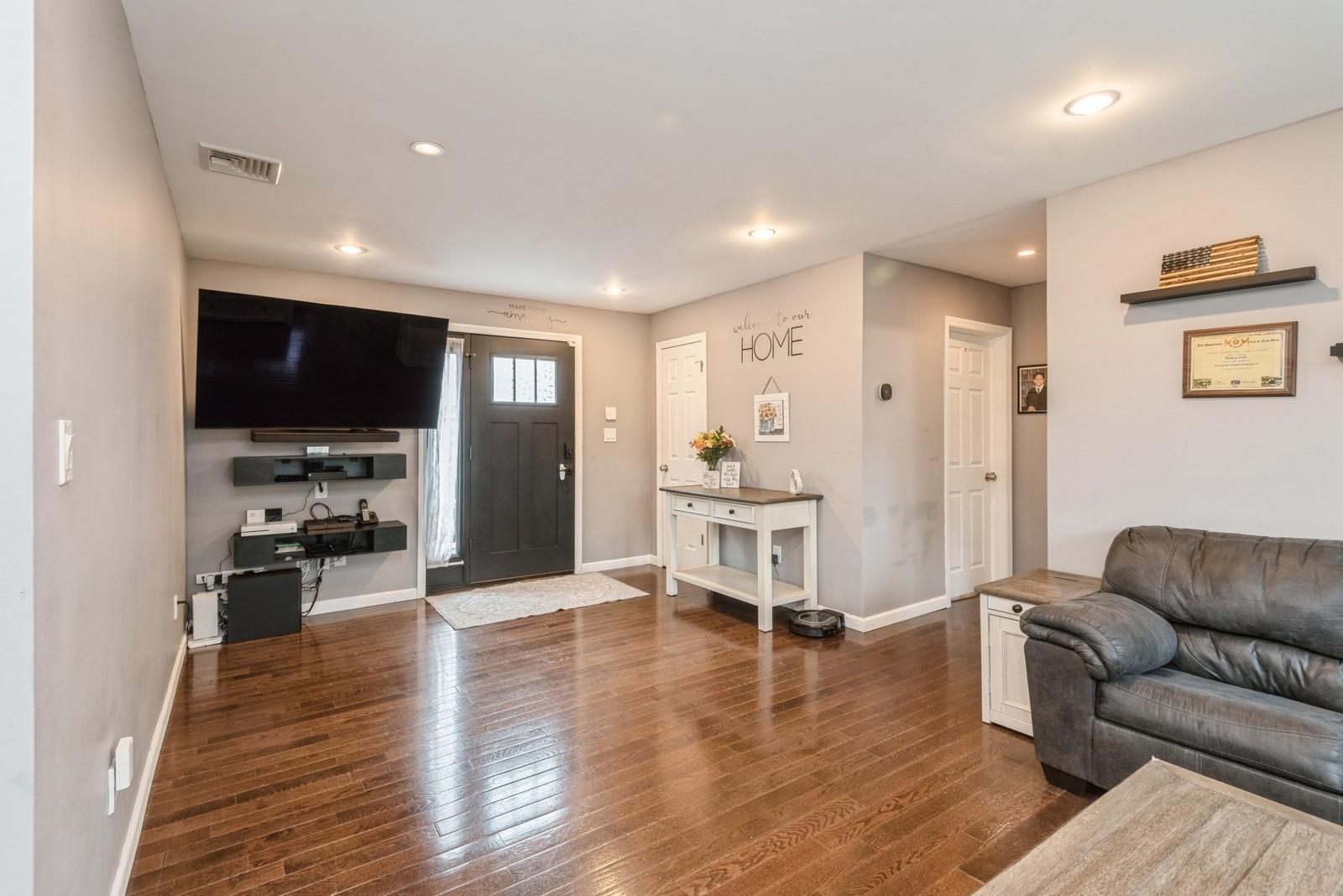 39 Rose Street, Hauppauge, New York image 8