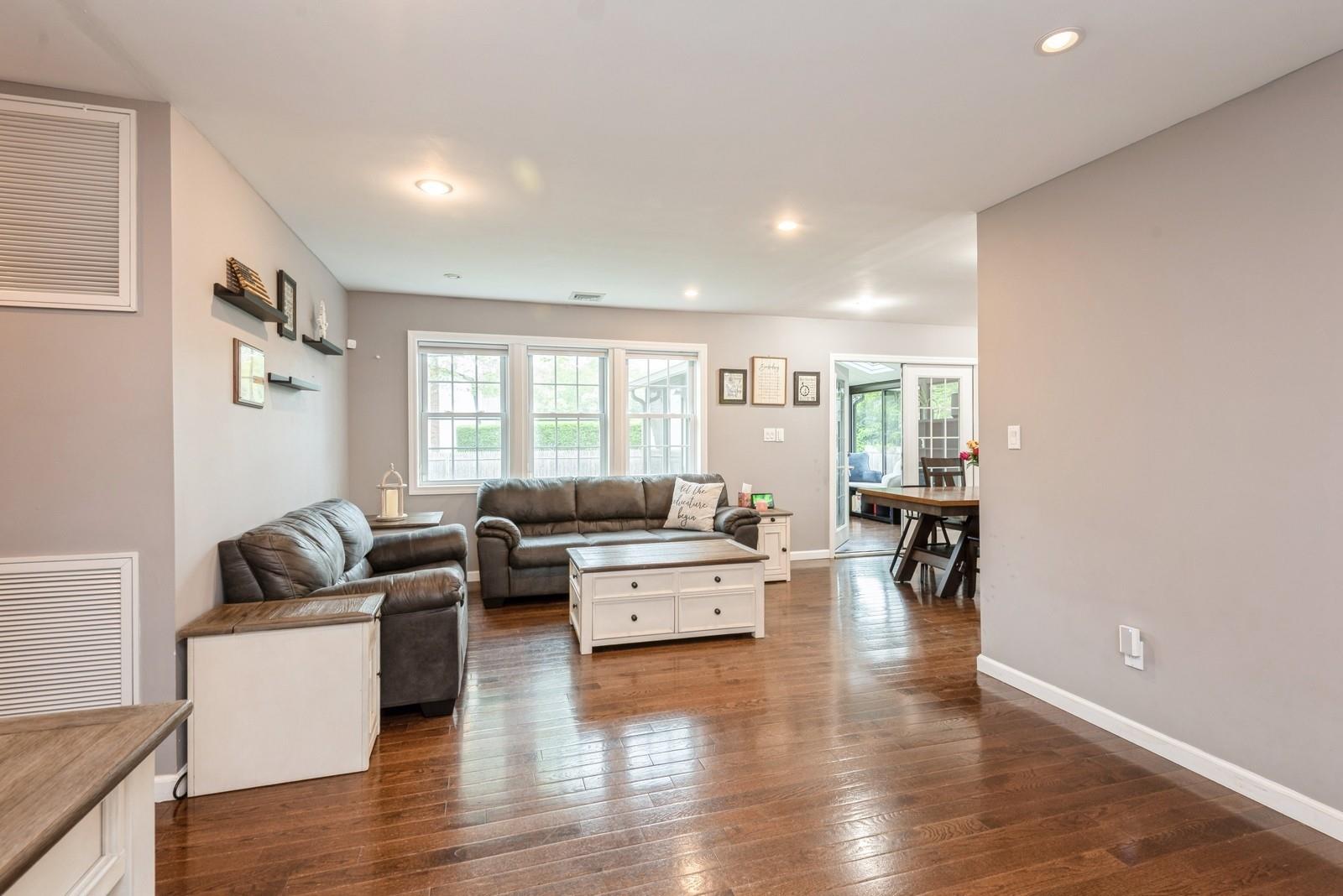 39 Rose Street, Hauppauge, New York image 10