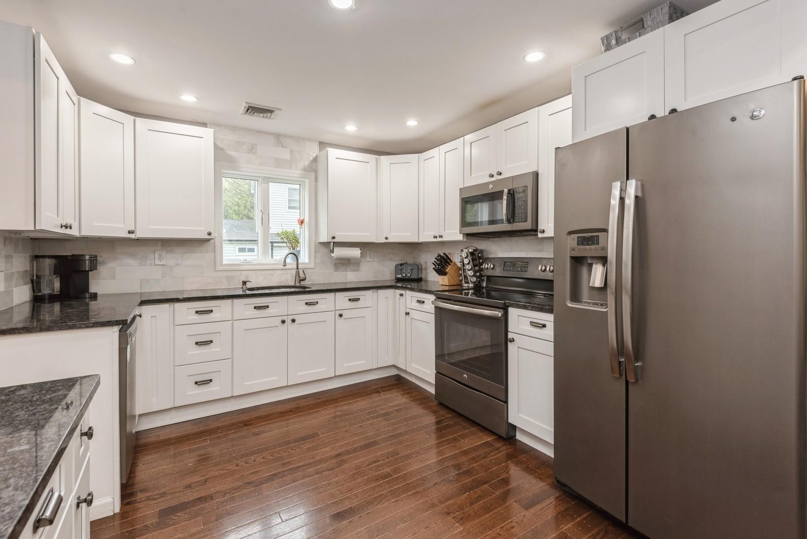 39 Rose Street, Hauppauge, New York image 3