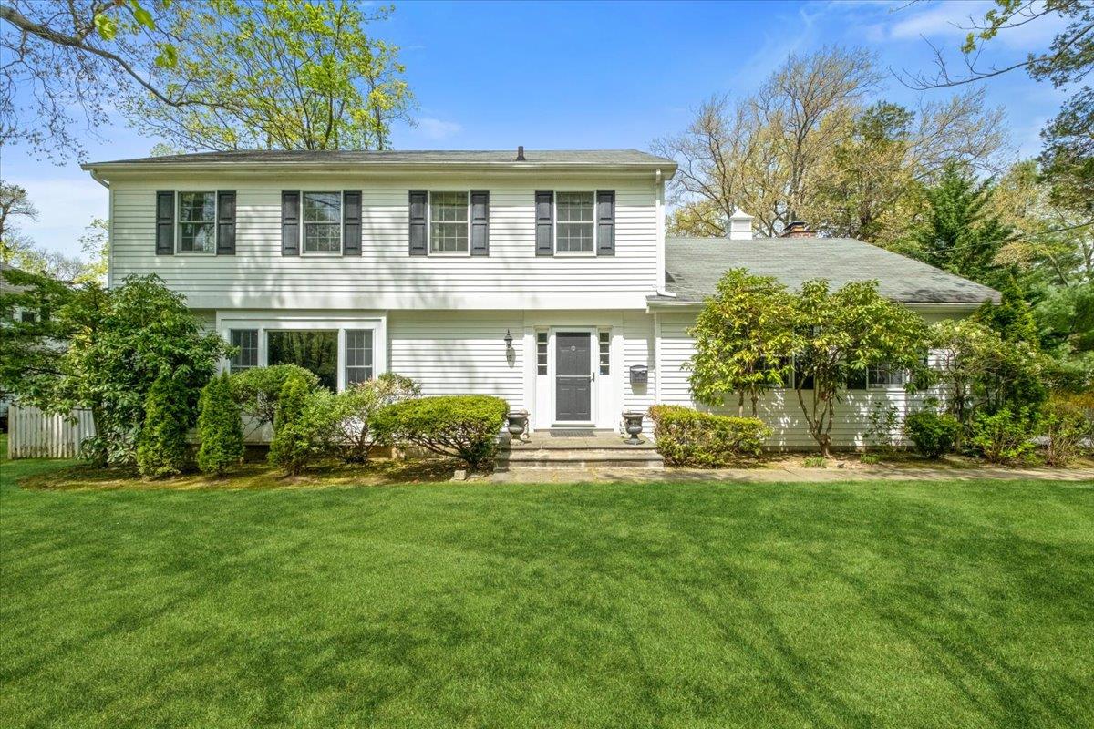 Palmer Avenue, Scarsdale, New York - 4 Bedrooms  
3 Bathrooms  
8 Rooms - 