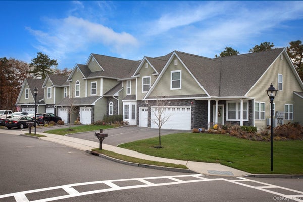 37 OAKRIDGE CIR # 37, RIDGE, NY 11961 - Image 025083ebe65df83d8d7bed3b6f3bb345/214228312