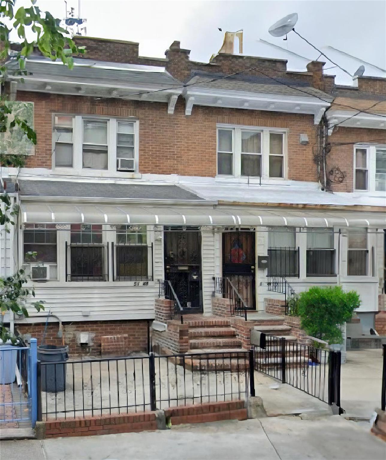 Property for Sale at Simonson Street St, Elmhurst, Queens, NY - Bedrooms: 3 
Bathrooms: 2 
Rooms: 9  - $899,000