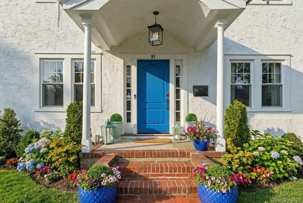 Photo of 91 Bar Beach Road, Port Washington, NY 11050 (MLS # 962358)