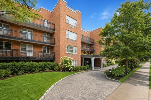 Homes For Sale - 25 Chapel Place #3H<br/> Great Neck, NY 11021