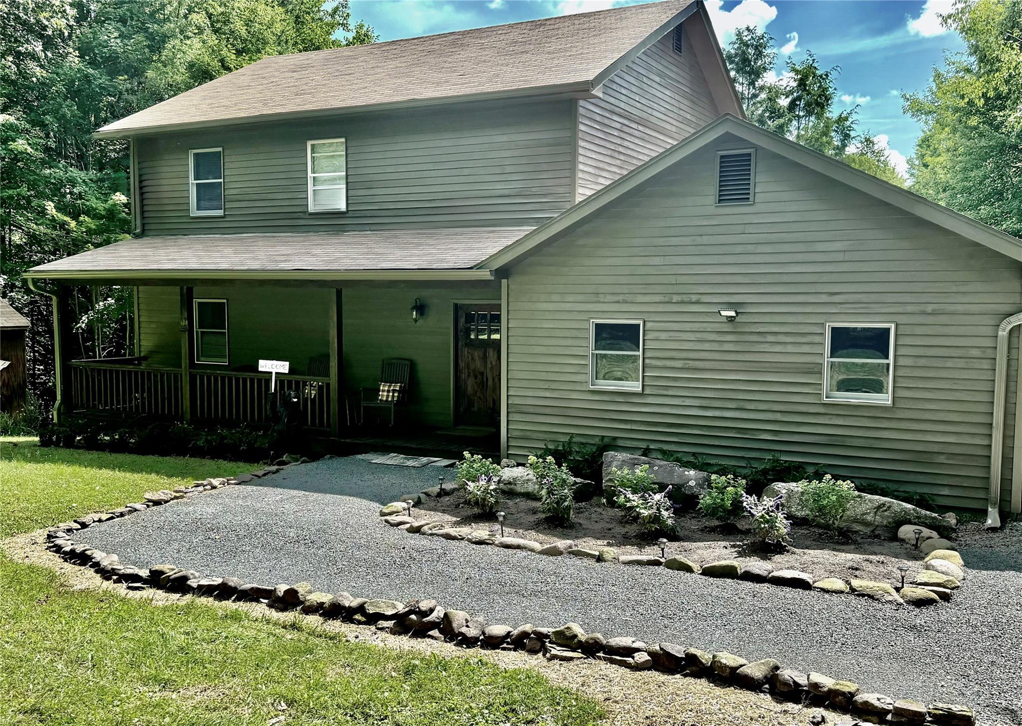 Mount View Estates Road, Ashland, New York - 4 Bedrooms  
4 Bathrooms  
9 Rooms - 