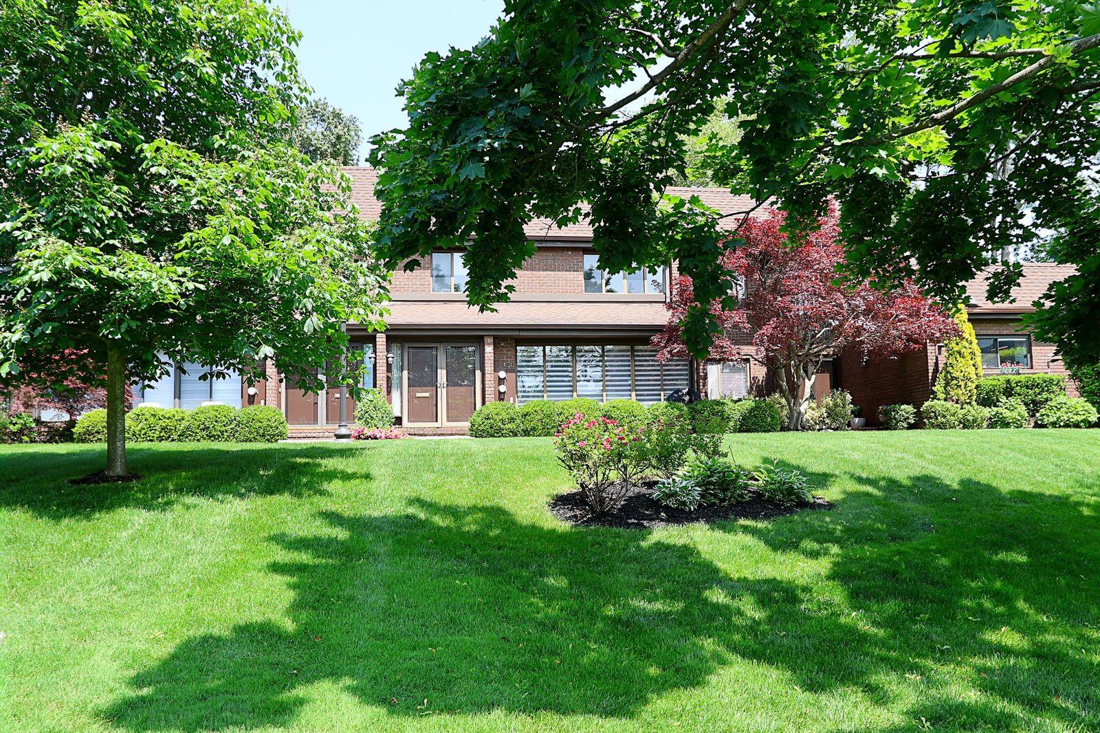 41 Acorn Ponds Drive, Roslyn, New York image 2