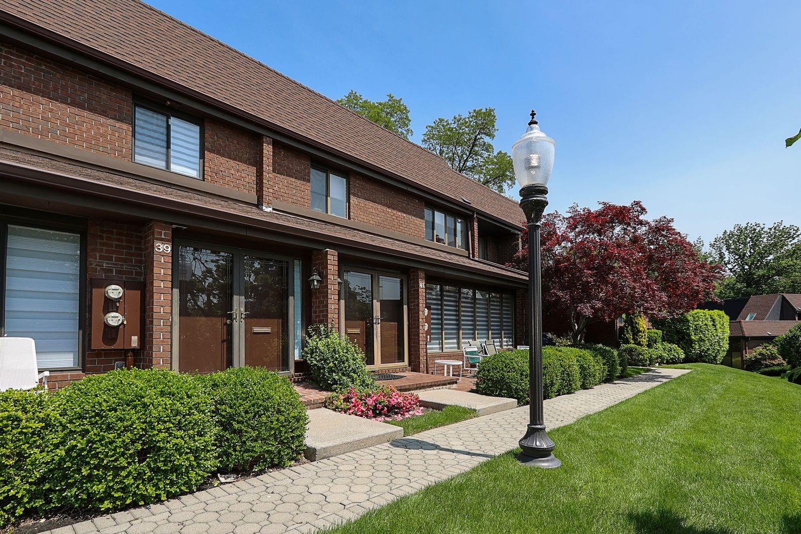 41 Acorn Ponds Drive, Roslyn, New York image 3