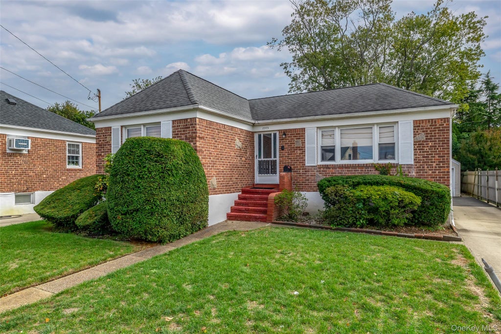 Photo of 2975 oceanside Road, Oceanside, NY 11572 (MLS # 1032534)