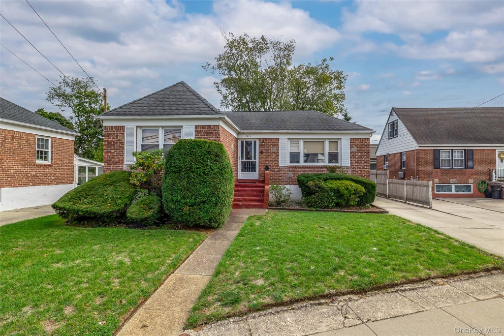 Photo of 2975 oceanside Road, Oceanside, NY 11572 (MLS # 1032534)