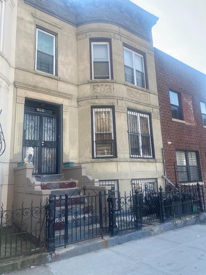 Brooklyn, New York 11213, United States, 5 Bedrooms Bedrooms, ,3 BathroomsBathrooms,Residential,Active,77815