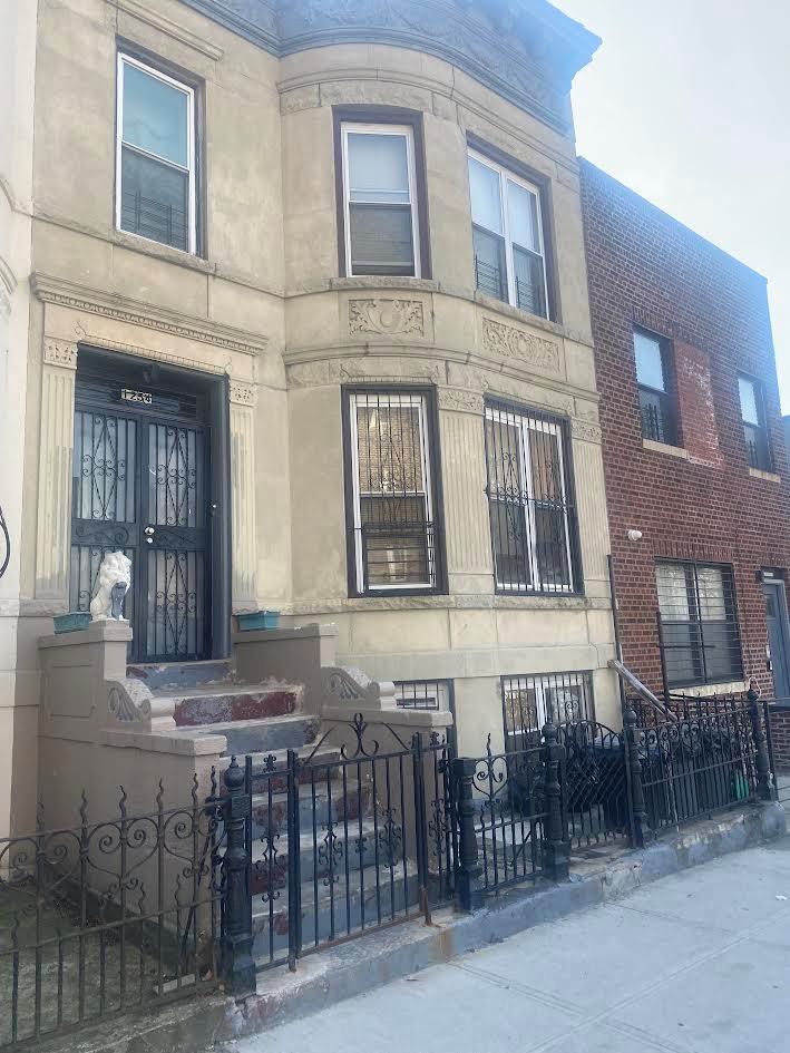 Brooklyn, New York 11213, United States, 5 Bedrooms Bedrooms, ,3 BathroomsBathrooms,Residential,Active,77815