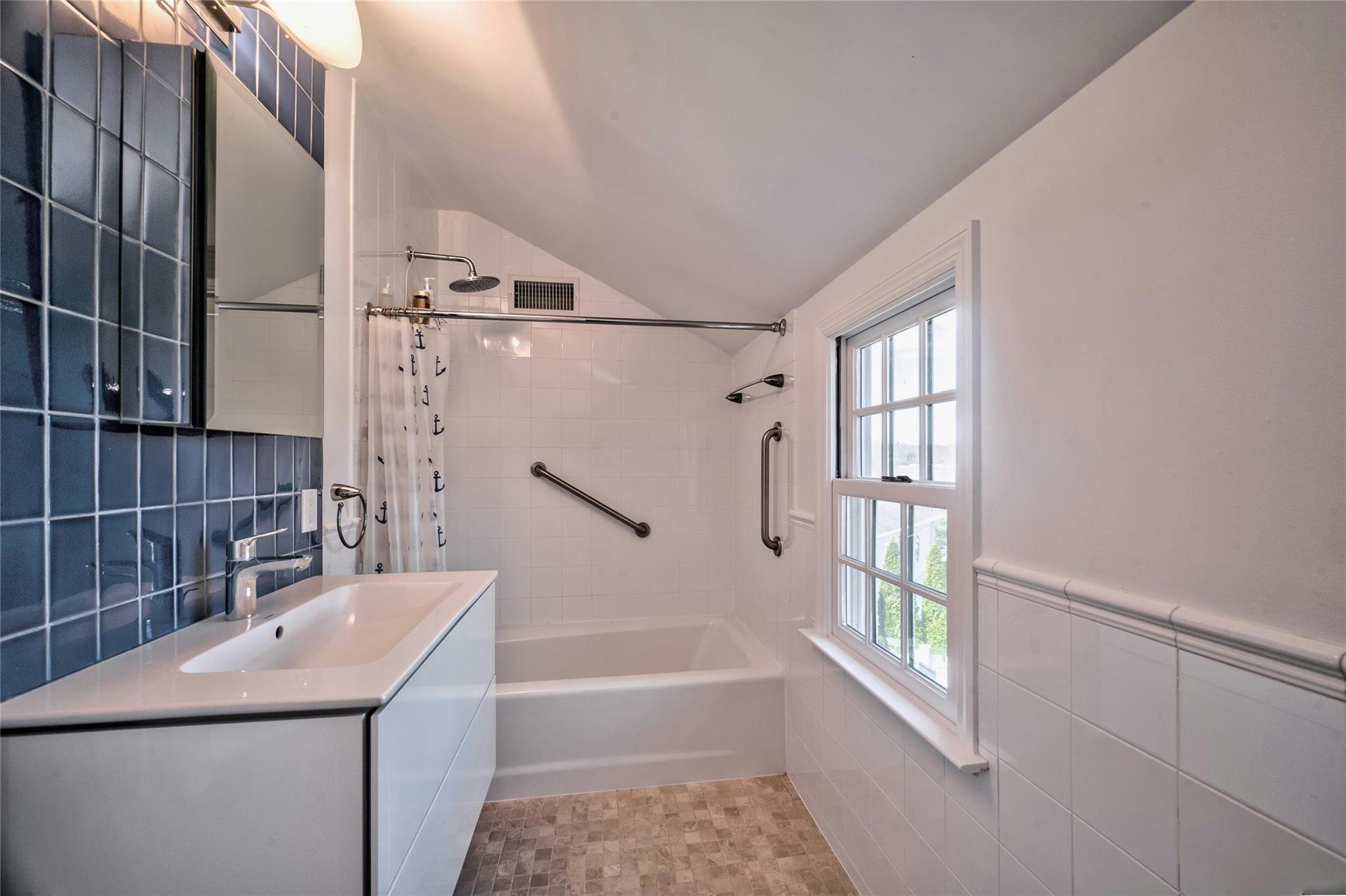 55 Virginia Drive, Manhasset, New York image 15