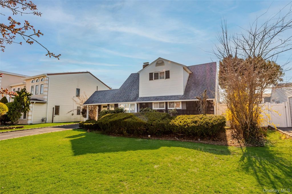 Photo of 34 Link Lane, Hicksville, NY 11801 (MLS # 981127)