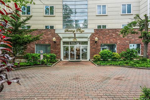 Condo For Sale - 171 Great Neck Road #4R<br/> Great Neck, NY 11021