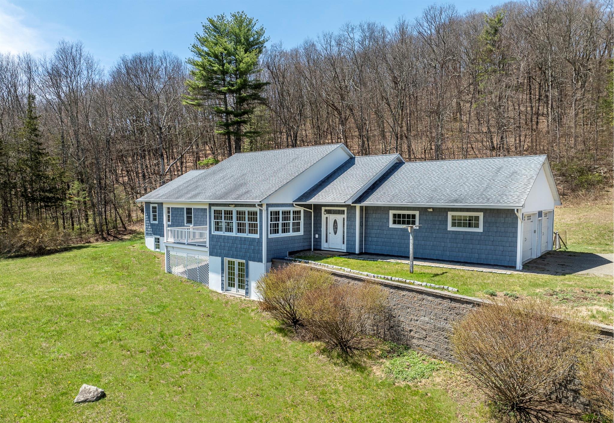 Kimberly Way, Clinton Corners, New York - 3 Bedrooms  
4 Bathrooms  
9 Rooms - 