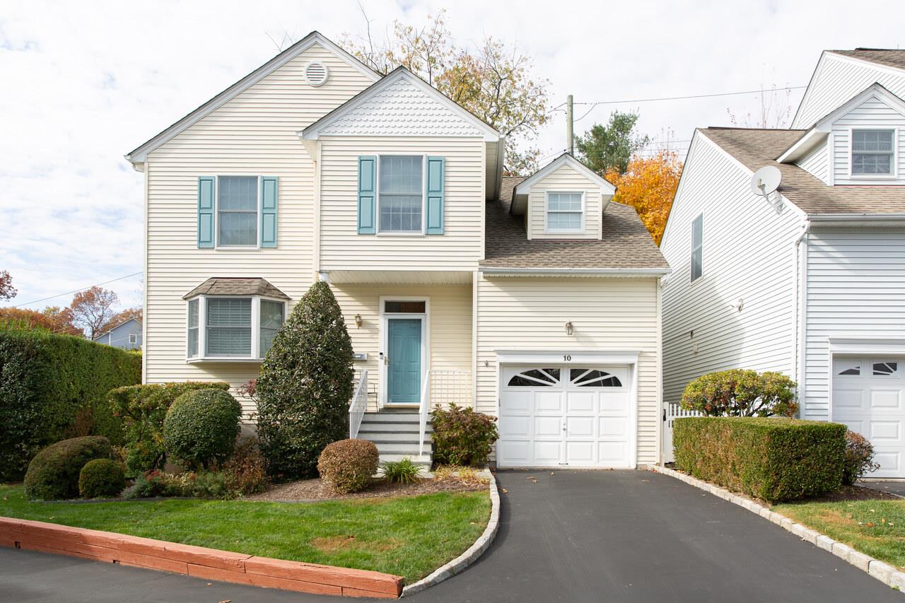 Rental Property at Lakeside Drive 10, Valhalla, New York - Bedrooms: 4 
Bathrooms: 3  - $6,300 MO.