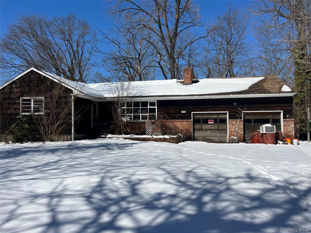 Photo of 802 Tooker Avenue, West Babylon, NY 11704 (MLS # 957441)