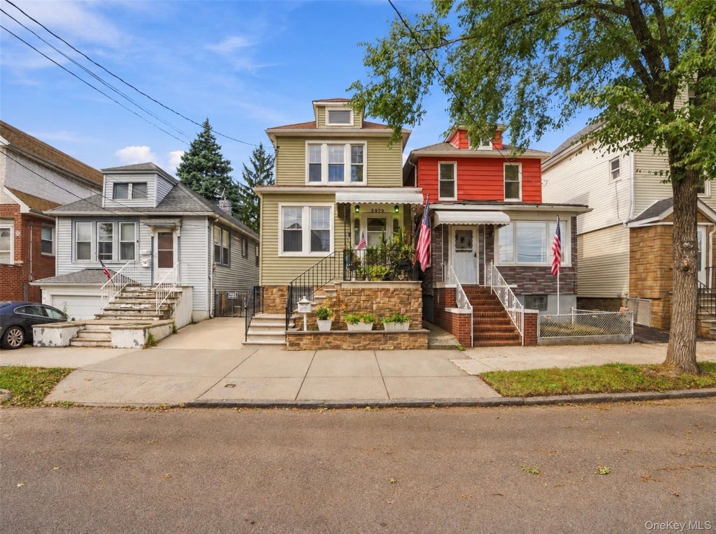 Photo of 2929 Coddington Avenue, Bronx, NY 10461 (MLS # 1057241)