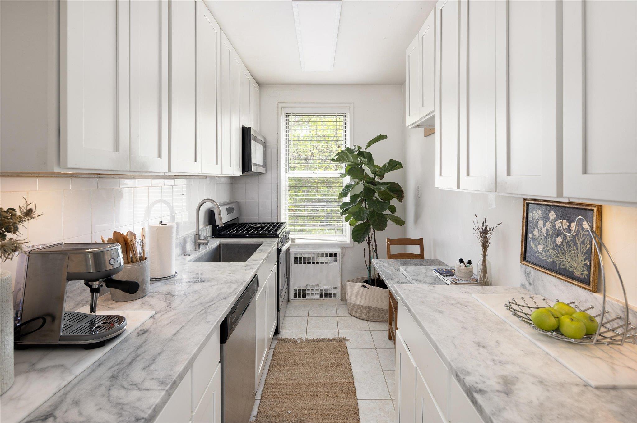 Property for Sale at Abeel St 6C, Yonkers, New York - Bedrooms: 2 
Bathrooms: 1 
Rooms: 5  - $189,999
